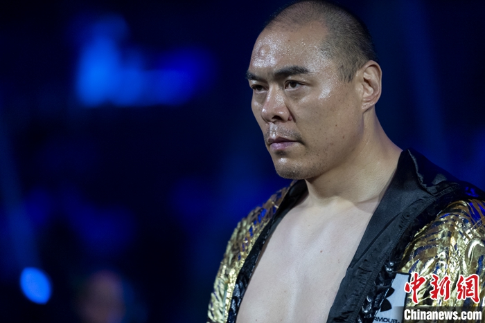 在沙特利雅得举行的‘5V5’拳击团体赛中，张志