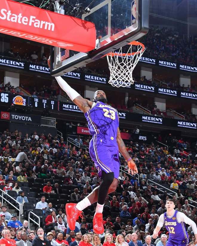 詹姆斯复出后湖人豪取7连胜 东契奇40+10助球队逆