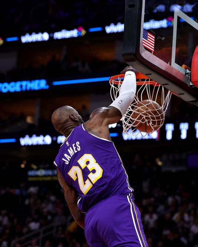 詹姆斯复出后湖人豪取7连胜 东契奇40+10助球队逆