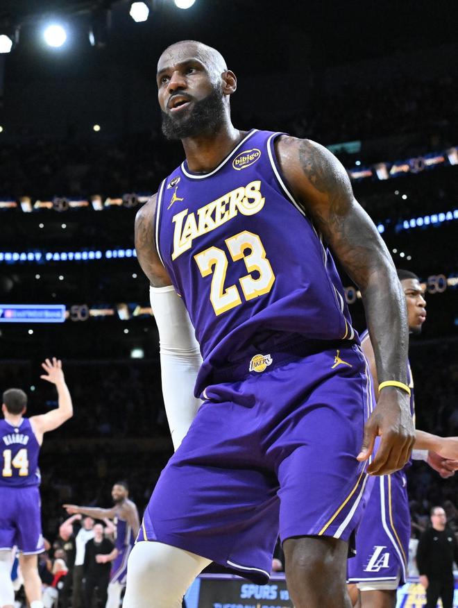 詹姆斯复出后湖人豪取7连胜 东契奇40+10助球队逆