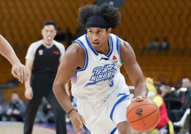 宁波外援杰克逊砸瓶遭罚款2万 刘家成评论判罚被