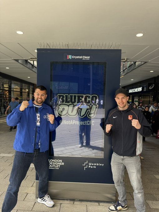 切尔西球迷组织温布利球场外展示巨型海报要求