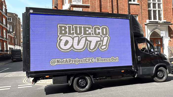 切尔西球迷组织温布利球场外展示巨型海报要求
